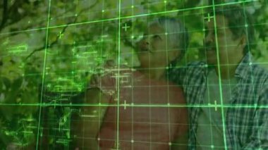 Üst düzey çift yukarı bakıyor ve holografik tarama başlatıyorlar yeşillik haritası çıkarıyorlar ve açık havayı keşfediyorlar. Yaşlılar, açık hava, teknoloji, doğa, bağlantı, manzara, yenilik