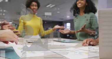 Sarı bluzlu kadın iş görüşmelerini başlatıyor, takım çizelgeleri uzatıyor, birlik oluyor. İşbirliği, takım çalışması, çeşitlilik, şirket, birlik, profesyonel, başarı