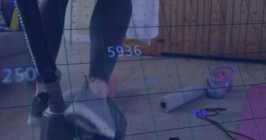 Fitness kullanıcısı bisikletle pedal çeviriyor, ölçümleri gösteriyor, suyu alıyor, sanal yolu takip ediyor. Kardiyo, egzersiz, ev spor salonu, motivasyon, dijital, dayanıklılık, yaşam tarzı