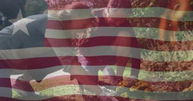 Toprak toplayan bir adam anma töreni için mezarlığa kadife çiçeği koyuyor. Anma, hürmet, anma, ciddiyet, duyarlılık, arkadaşlık, bağlılık.