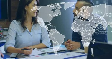 İş arkadaşı piyasa eğilimlerini incelerken, kadın inceleme grafiği yarı saydam dünya haritasının örtüşmesine neden oluyor. İş, işbirliği, analitik, strateji, yenilik, takım çalışması, küresel