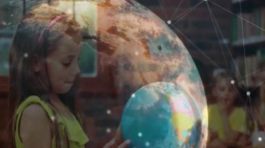 Dünya 'yı kaldıran ve okulda dünyayı keşfeden bir kız öğrenci. Ağ üzerinde sayısal etiketler olan bir ağ. Eğitim, yenilik, modern, öğrenme, merak, keşif, veri