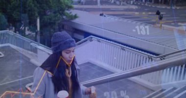 Kadın banliyö çalışanı merdivenleri tırmanıyor ve ufuk çizgisini tarıyor. Yükselmeyi takip eden iş verilerini aktifleştiriyor. Kentsel, profesyonel, modern, teknoloji, anlayış, üretkenlik, yaşam tarzı