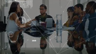 Ekip lideri, animasyon çizelgeleri kullanarak cam masada iş planlaması yapıyor. İşbirliği, takım çalışması, profesyonel, iletişim, yenilik, beyin fırtınası, iç mekan