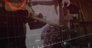 Bıçağı öğütme çarkına karşı bileyen endüstriyel işçiler, ızgaranın kırmızı titreşimli grafiğini gösteriyor. Metal işleri, üretim, teknik, makine, endüstriyel, hassasiyet, işçilik