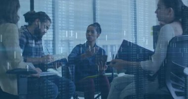 Not alan meslektaşım cam odada beyin fırtınası yapıyor, veri grafikleri ekip tartışmasına rehberlik ediyor. İşbirliği, takım çalışması, yenilik, modern, profesyonel, beyin fırtınası, tartışma