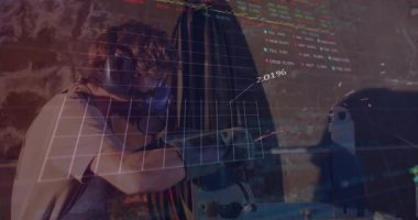 Atölye operatörü torna öğütücüsüne çubuk yüklerken hareketli grafikler izleme hassasiyetini artırıyor. Sanayi, zanaat, kesinlik, üretim, teknoloji, mühendislik, süreç