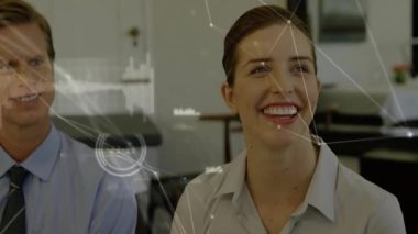 Ağ bağlantısı olan işletmeciler, kadın değişen bakışlar akıllı telefon çağırma, ısırık salatası alma. Şirket, iletişim, yenilik, teknoloji, ağ, işbirliği, profesyonel