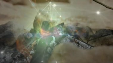 Dijital ışıltıyla parlayan közleri açmak, odun kızartmak için odunların üzerinde dönen atıştırmalıkları tutmak. Ember, kamp ateşi, kızartma, açık hava, kırsal, sıcaklık, dijital...