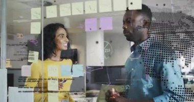 Pastel nota seçen kadın ve cam duvarda yuvarlak çizen adam iş planlamasına destek veriyor. İşbirliği, beyin fırtınası, diyagram, renkli, takım çalışması, kurumsal, iletişim