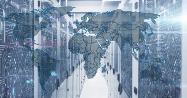 Sunucu koridorunda oyalanan kamera başlangıç haritası kaplaması küresel ağ etkinliğini gösterirken zayıflıyor. Teknoloji, bağlantı, siber güvenlik, yenilik, dijital, altyapı, gelecek