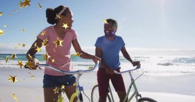 Gezgin çift, güneşli kıyı şeridi boyunca bisikletleri iterek ortaya çıkan altın yıldız grafiklerine tepki veriyor. Romantizm, macera, eğlence, taşra, canlı, arkadaşlık, açık hava