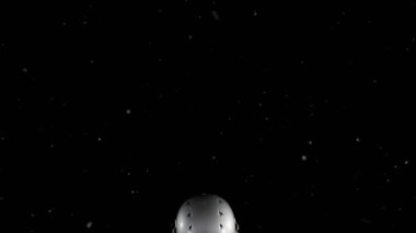 Futbolcu kollarını kaldırarak futbol tutmasını kutlarken parçacıklar kasklarını ortaya çıkarıyor. Sporcu, performans, zafer, güç, kararlılık, dinamik, hareket