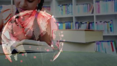 Kızların kütüphanede öğrenme kitabı açmadan önce parlayan kırmızı dijital küre görünüp dönüyor. Eğitim, okur yazarlık, teknoloji, bilgi, merak, yenilik, öğrenim