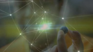 Laboratuar bilimadamı farma demosu için objektife doğru hareket ederken parlayan ağ darbesi. Teknoloji, yenilik, biyoteknoloji, veri görselleştirme, araştırma, gelecek, dijital