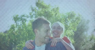 Bir çift sırtımızı sıvazlıyor, hayat tarzı reklamında zincirli tel örgülerle kahkahaları paylaşıyor. Romantizm, dostluk, açık hava, neşe, doğa, kaygısız, sevgi dolu