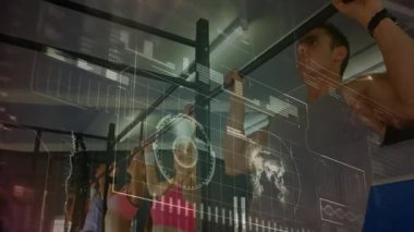 Asıldıktan sonra barfiks çekiliyor, trio kasları birbirine bağlarken aynı zamanda zindelik verilerini örtüyor. Kuvvet, takım çalışması, yenilik, dijital, fitness, performans, motivasyon