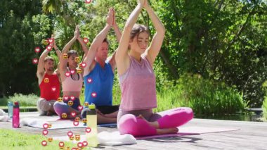 Yoga sınıf arkadaşları rıhtımda dua tutarak meditasyon yapıyorlar. Tepki simgelerinin yukarı çıkmasına neden oluyorlar. Açık hava, farkındalık, dinginlik, sağIık, rahatlama, doğa, meditasyon