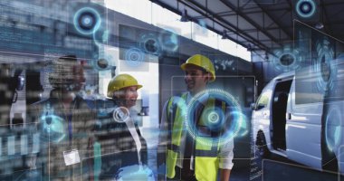 Kask takan üç mühendis depoda veri hologramlarını tarıyor, servis minibüsüyle. Sanayi, teknoloji, işbirliği, yenilik, inşaat, lojistik, fütüristik