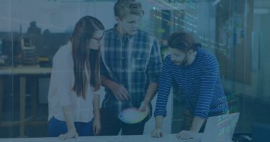 Toplantı odasında renk tekeri ve baskılı çarşaflarla düzeni inceleyen üç meslektaş. İşbirliği, takım çalışması, beyin fırtınası, yaratıcılık, modern, profesyonel, tasarım