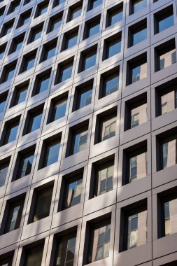 Ofis binasının düşük açılı yakın çekim görüntüsü