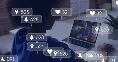 Bilgisayardaki görüntüyü izlemek, okulda sosyal medya tebligatı alan kişi. Teknoloji, dijital, bağlantı, çoklu görev, eğitim, iletişim