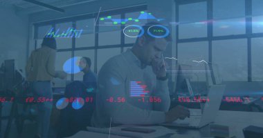 Orta Doğulu bir adam gümüş dizüstü bilgisayarda açık ofis, kopyalama uzayı ile yazı yazıyor. İşbirliği, takım çalışması, teknoloji, çalışma alanı, yenilik, profesyonel, modern