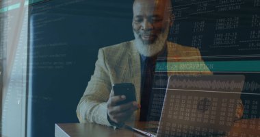 Spor ceket giyen bir bilişim uzmanının ofis masasında cep telefonu taraması, dizüstü bilgisayar ve kod kaplaması. Teknoloji, siber güvenlik, profesyonel, programlama, yenilik, veri, dijital