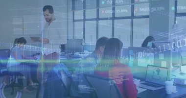 Elinde tablet bulunan yetişkin bir Afro-Amerikalı adam kod kaplamalı, kopyalama alanı. İşbirliği, teknoloji, çalışma alanı, dijital, yenilik, takım çalışması, modernite