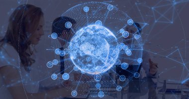 Masanın üstündeki toplantı odasında takım elbiseli ve dizüstü bilgisayarlı ağ küresi parlıyor. Teknoloji, yenilik, işbirliği, fütüristik, veri görselleştirme, kurumsal, dijital arayüz