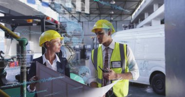 Mühendis ve amir ambarın planlarını tartışıyorlar, çelik yelek giyiyorlar. Sanayi, takım çalışması, güvenlik, işbirliği, mühendislik, makine, inşaat