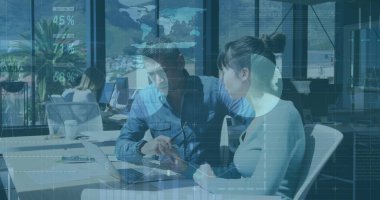 Modern ofisteki bilgisayardaki verileri akıllı telefon ve veri örtüleriyle gözden geçiren iş arkadaşları. İşbirliği, takım çalışması, analitik, çalışma alanı, yenilik, dijital, ergonomik