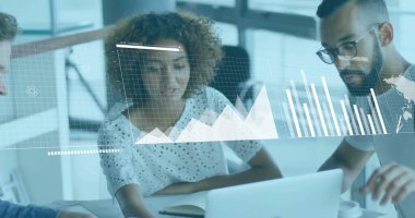 Dizüstü bilgisayarı ve not defteriyle ofiste işbirliği yapan üç profesyonelin yüzen çizelgelerini inceliyorum. İş, takım çalışması, yenilik, analitik, teknoloji, modernite, üretkenlik