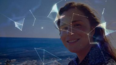 Kameraya bakan kadın ağ çizgilerine giriyor dönen dünyaya giriyor teknolojik veri akışını görselleştiriyor. Gelecek, teknoloji, bağlantı, arayüz, yenilik, dijital, soyut