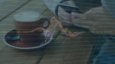 Adam telefonu kaldırıyor ve analitik değişiklikleri kahve fincanının yanında parlak bir grafikle gösteriyor. Teknoloji, analitik, veri görselleştirme, dijital, modern, kullanıcı arayüzü, çalışma alanı