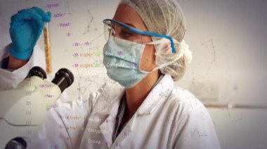 Laboratuar bilimcisi test tüpünü göz merceğine getirip renk eğimini ve titreşen kod grafiklerini inceliyor. Bilim adamı, araştırma, yenilik, kesinlik, laboratuvar, teknoloji, tanı