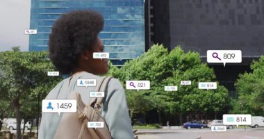 Yürüyen bir kadının etrafında gelişen sosyal medya simgelerini başlatan bir arama simgesi. Kentsel, teknoloji, bağlantı, iletişim, modern, açık hava, profesyonel