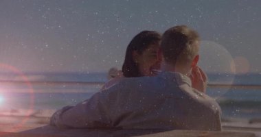 Romantizm dolu kahkahalar, merceklerle okyanusa bakan bankta öpüşen çiftler. Romantizm, samimiyet, huzur, şefkat, sahil, alacakaranlık, şefkat