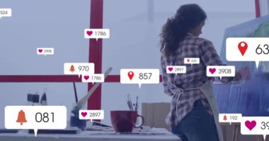 Boyacı fırçayı maviye daldırıyor, yüzen kalp simgelerini uyguluyor medyanın ilgisini görselleştiriyor. Yaratıcı, ilham verici, üretkenlik, modern, canlı, karışık medya, sanatsal