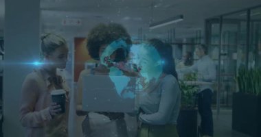 Ofiste dizüstü bilgisayar kaldıran, küresel verileri gösteren holografik dünyayı çalıştıran üç kadın. İşbirliği, yenilik, teknoloji, modern, takım çalışması, analitik, dijital