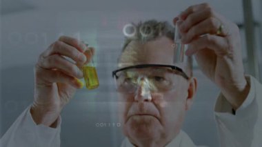 Laboratuvar bilim adamı cam damarlar kaldırıyor. Sarı sıvıyla veri örtülerini karşılaştırıyorlar. Analiz için yer değiştiriyorlar. Biyoteknoloji, araştırma, yenilik, dijital, analitik, geleceksel, kesinlik