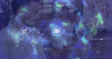 Üç meslektaşım holografik ağı oluşturan ışık noktaları olarak buluşuyor. Teknoloji işbirliğini görselleştiriyorlar. İşbirliği, yenilik, dijital, bağlantı, takım çalışması, modern, fütürist