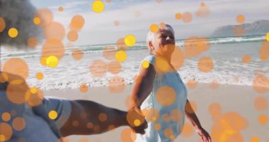 Kadının elini tutan adam, yürüyen kumsalına rehberlik ediyor. Deniz esintisini hissediyor ve seyahat neşesini paylaşıyor. Romantizm, bağlantı, sükunet, dinginlik, rahatlık, mutluluk, manzara