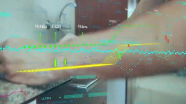Animasyon veri tabloları kabineyi kurarken, teknisyen tezgahın üzerine dizlerinin üzerine çökmüş durumda. Ev geliştirme, hassasiyet, işçilik, teknik, modern, inşaat, atölye