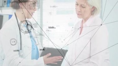 Doktor tableti tıklatıyor, sonra da steteskopla hastanın boğazına dokunuyor. Tıbbi, sağlık, teknoloji, profesyonel, teşhis, hasta bakımı, klinik