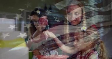 Büyük kızın meyve sıkacağına su dökmesi sağlık için şeffaf bayrak örtüsünü tetikliyor. Aile, birliktelik, bağlılık, evcil, eğitici, her gün, sıcaklık