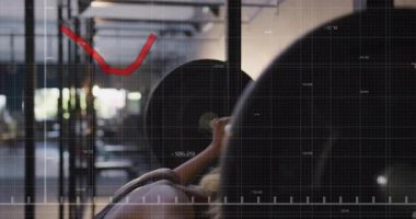 Spor salonunda halteri kavrayan ve göğüs presi yapan sporcu kırmızı metrik grafik kaplamalı. Güç, fitness, antrenman, egzersiz, performans, kararlılık, güç