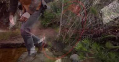 Diz çöküp su içen bir adam animasyon hidrasyon rehberliğinde yürüyüşe devam ediyor. Doğa, macera, vahşi doğa, keşif, kırsal, barışçı, fonksiyonel