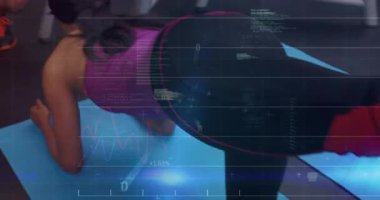 Eğitmen kolu ayarlıyor, panoya yazı yazıyor ve müşteri spor testi için mavi minderde tahta tutuyor. Egzersiz, spor, güç, sağlık, eğitim, profesyonellik, motivasyon