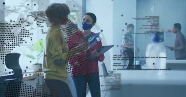 Kıvırcık saçlı personel dizüstü bilgisayarı referans alıyor ve iş planlama için çizelgeyi gösteriyor. İşbirliği, takım çalışması, modernlik, beyin fırtınası, şirket, iletişim, üretkenlik